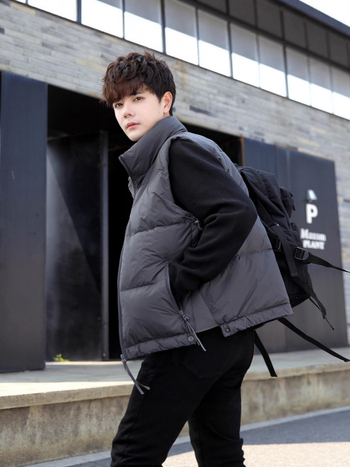 Veste ar pīļu dūnu pildījumu, augsts apkaklis, rāvējslēdzējs, dūnu saturs 46–50%, pildījums 50–100, rudens-ziems