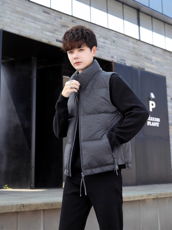 Veste ar pīļu dūnu pildījumu, augsts apkaklis, rāvējslēdzējs, dūnu saturs 46–50%, pildījums 50–100, rudens-ziems