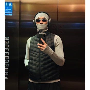 Pūkaina veste ar augstu apkakli - vējaizturīgs HeatTech, pildījums no balta pīļu pūka, rāvējslēdzējs priekšā, piemērota rudenim un ziemai