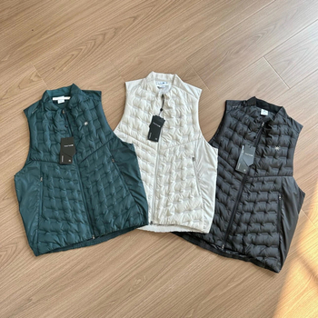 Pūkaina veste ar augstu apkakli - vējaizturīgs HeatTech, pildījums no balta pīļu pūka, rāvējslēdzējs priekšā, piemērota rudenim un ziemai