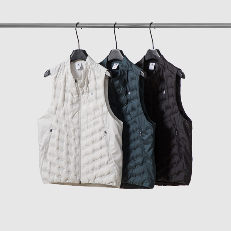 Pūkaina veste ar augstu apkakli - vējaizturīgs HeatTech, pildījums no balta pīļu pūka, rāvējslēdzējs priekšā, piemērota rudenim un ziemai