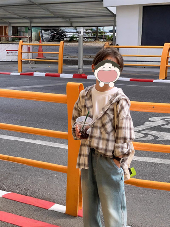 Cămașă pentru copii cu glugă, model în carouri, din bumbac, mâneci lungi.