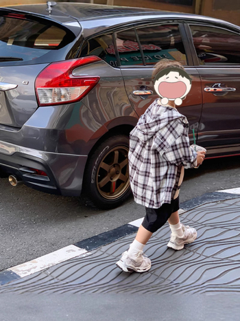 Cămașă pentru copii cu glugă, model în carouri, din bumbac, mâneci lungi.