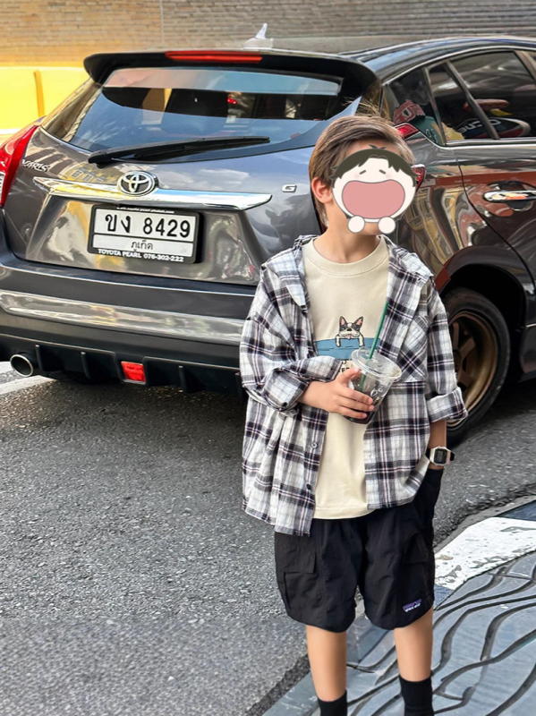 Cămașă pentru copii cu glugă, model în carouri, din bumbac, mâneci lungi.