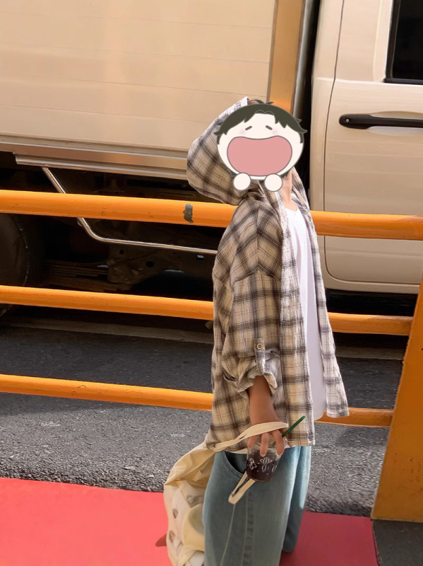 Cămașă pentru copii cu glugă, model în carouri, din bumbac, mâneci lungi.