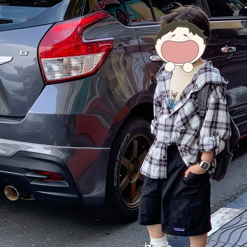 Cămașă pentru copii cu glugă, model în carouri, din bumbac, mâneci lungi.