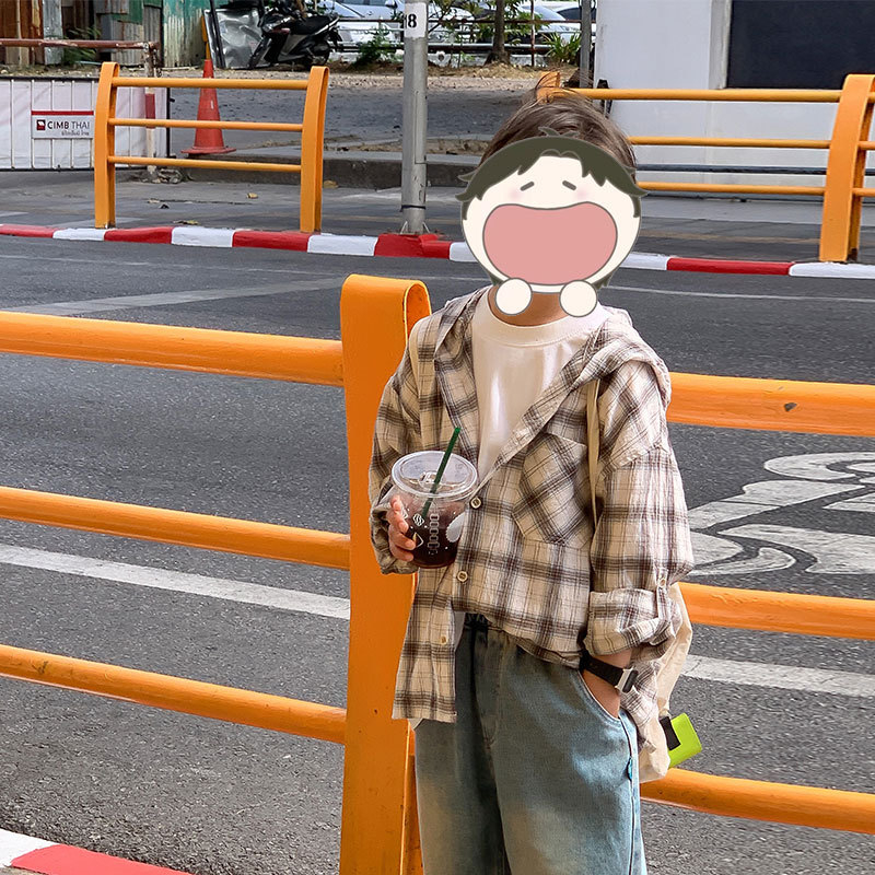 Cămașă pentru copii cu glugă, model în carouri, din bumbac, mâneci lungi.