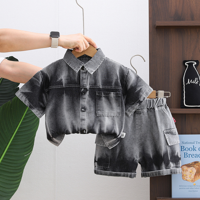 Set de vară pentru băieți din denim: cămașă cu mâneci scurte în tie-dye și pantaloni de lungime medie, 2 piese