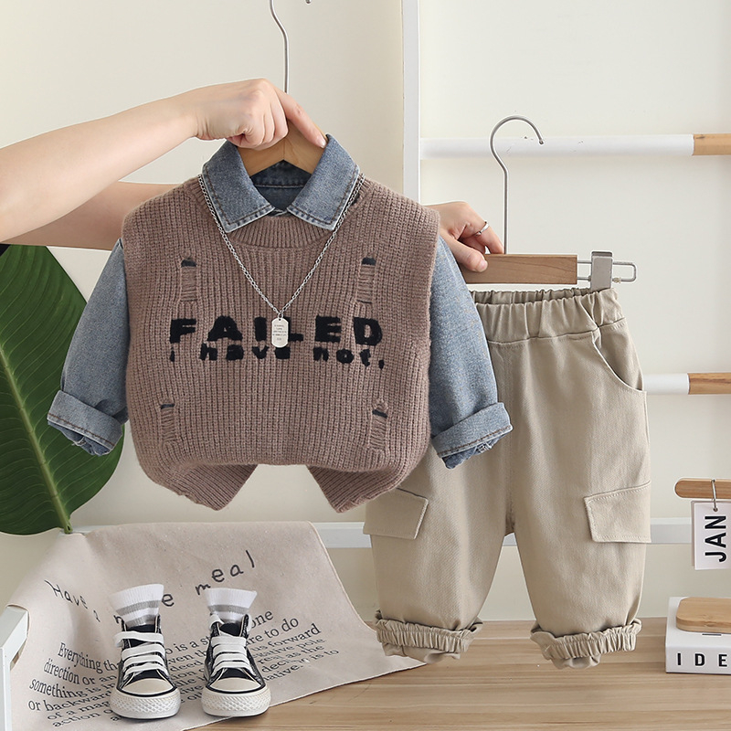Set pentru copii din trei piese: cămașă din denim, vestă tricotată și pantaloni; material din bumbac 90%, mâneci lungi; pentru copii 3–8 ani; primăvară și toamnă; stil coreean.