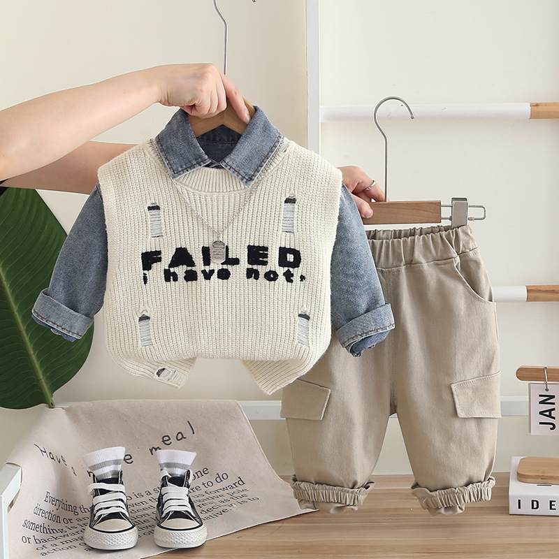 Set pentru copii din trei piese: cămașă din denim, vestă tricotată și pantaloni; material din bumbac 90%, mâneci lungi; pentru copii 3–8 ani; primăvară și toamnă; stil coreean.