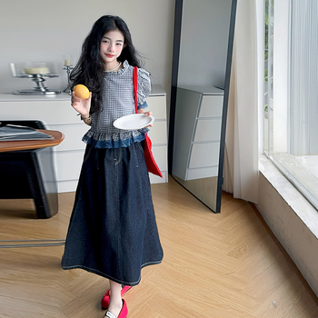 Két részes gyerek szett: francia stílusú fodros ujjú kockás ing és denim szoknya, nyár 2025