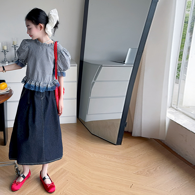 Két részes gyerek szett: francia stílusú fodros ujjú kockás ing és denim szoknya, nyár 2025