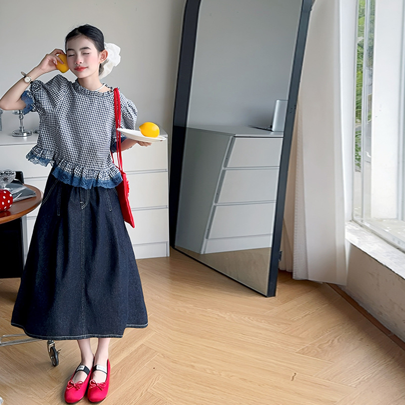 Két részes gyerek szett: francia stílusú fodros ujjú kockás ing és denim szoknya, nyár 2025