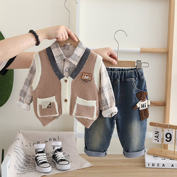 3 részes gyerekruha: mellény, ing és farmer; kötött pamut anyag 95% pamut; puha felület; hosszú ujjú; K-stílus; minták: állat, karikás és karikatúra; tavasz-ősz; Five Xiaoqi