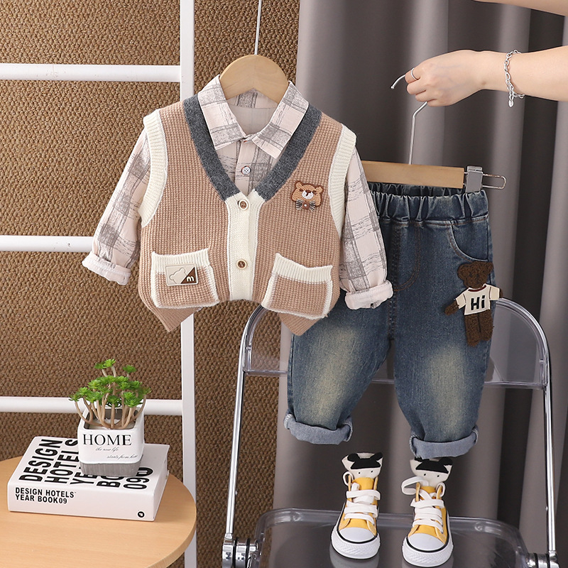 3 részes gyerekruha: mellény, ing és farmer; kötött pamut anyag 95% pamut; puha felület; hosszú ujjú; K-stílus; minták: állat, karikás és karikatúra; tavasz-ősz; Five Xiaoqi