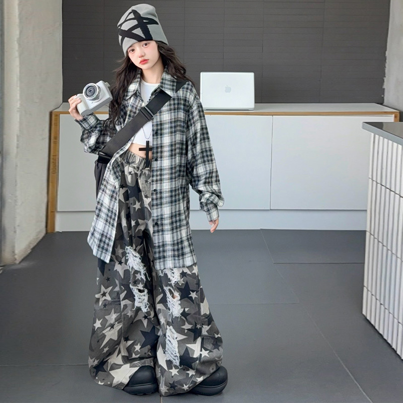 Két darabos gyerekruha szett lányoknak: kockás hosszú ujjúing és kamuflázs nadrág, pamut-keverék anyag, fő anyag acetát rost, tavasz-ősz