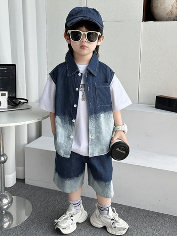 Fiúknak szóló denim háromrészes öltöny — Koreai stílusú nyári szett rövid ujjú inggel, pólóval és rövidnadrággal; fő anyag: 50% pamut; lágyított kezelés