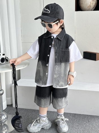 Fiúknak szóló denim háromrészes öltöny — Koreai stílusú nyári szett rövid ujjú inggel, pólóval és rövidnadrággal; fő anyag: 50% pamut; lágyított kezelés