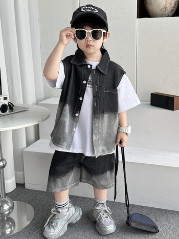 Fiúknak szóló denim háromrészes öltöny — Koreai stílusú nyári szett rövid ujjú inggel, pólóval és rövidnadrággal; fő anyag: 50% pamut; lágyított kezelés