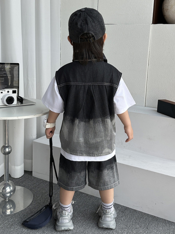 Fiúknak szóló denim háromrészes öltöny — Koreai stílusú nyári szett rövid ujjú inggel, pólóval és rövidnadrággal; fő anyag: 50% pamut; lágyított kezelés