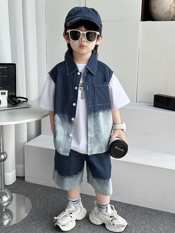 Fiúknak szóló denim háromrészes öltöny — Koreai stílusú nyári szett rövid ujjú inggel, pólóval és rövidnadrággal; fő anyag: 50% pamut; lágyított kezelés