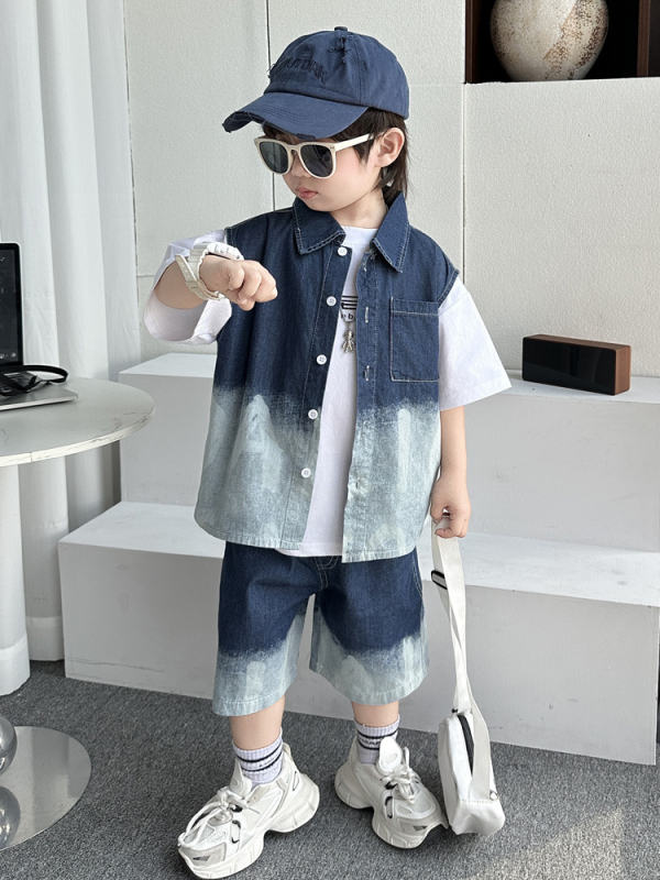 Fiúknak szóló denim háromrészes öltöny — Koreai stílusú nyári szett rövid ujjú inggel, pólóval és rövidnadrággal; fő anyag: 50% pamut; lágyított kezelés