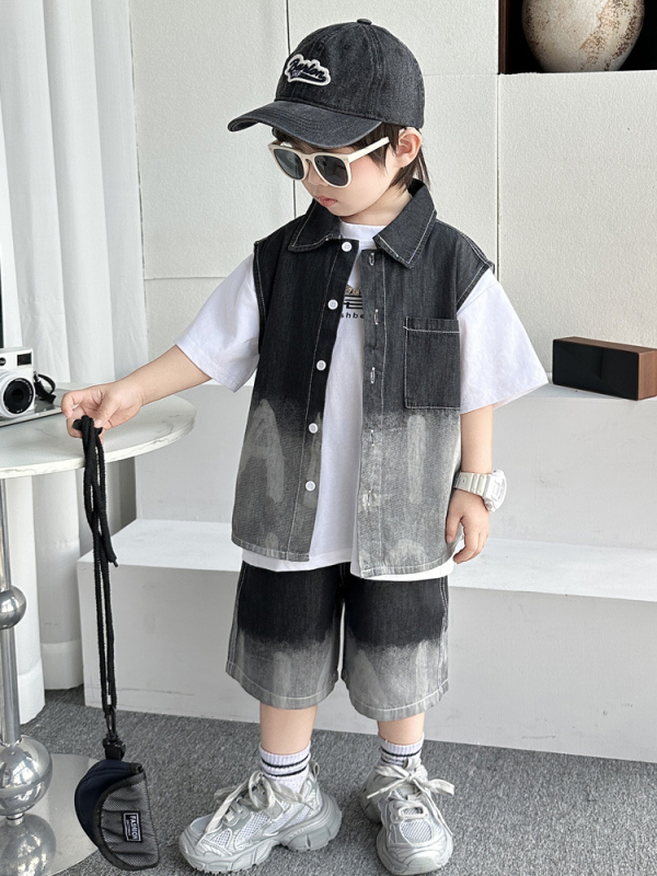 Fiúknak szóló denim háromrészes öltöny — Koreai stílusú nyári szett rövid ujjú inggel, pólóval és rövidnadrággal; fő anyag: 50% pamut; lágyított kezelés