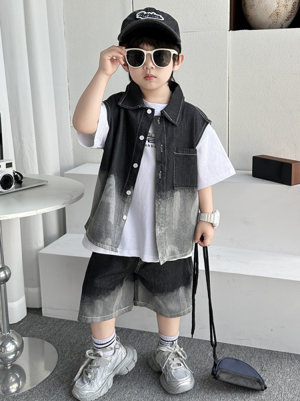 Fiúknak szóló denim háromrészes öltöny — Koreai stílusú nyári szett rövid ujjú inggel, pólóval és rövidnadrággal; fő anyag: 50% pamut; lágyított kezelés