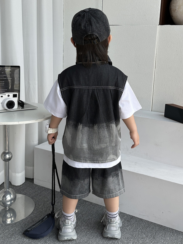 Fiúknak szóló denim háromrészes öltöny — Koreai stílusú nyári szett rövid ujjú inggel, pólóval és rövidnadrággal; fő anyag: 50% pamut; lágyított kezelés