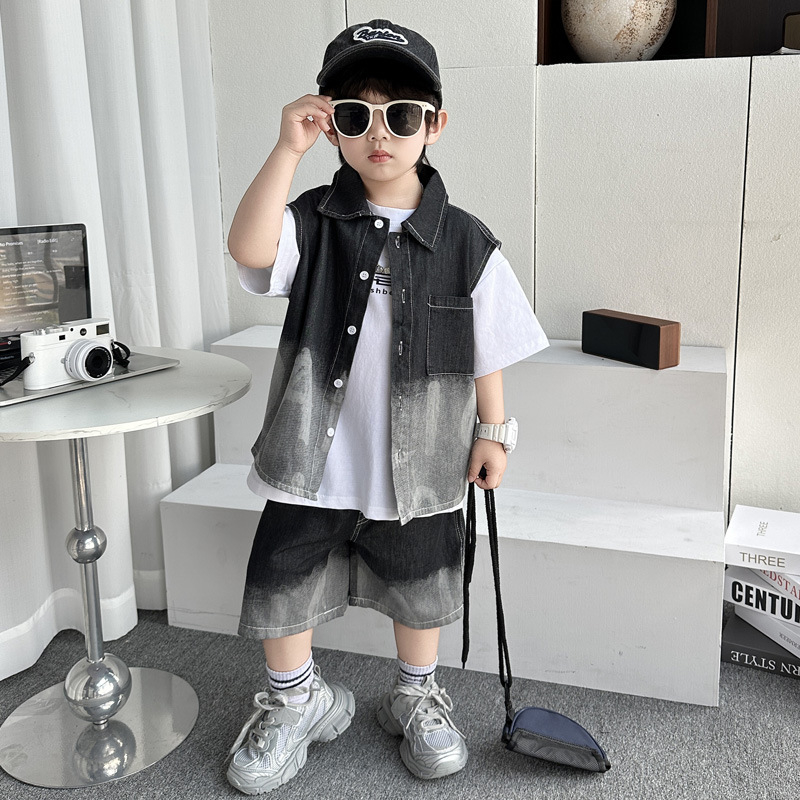 Fiúknak szóló denim háromrészes öltöny — Koreai stílusú nyári szett rövid ujjú inggel, pólóval és rövidnadrággal; fő anyag: 50% pamut; lágyított kezelés