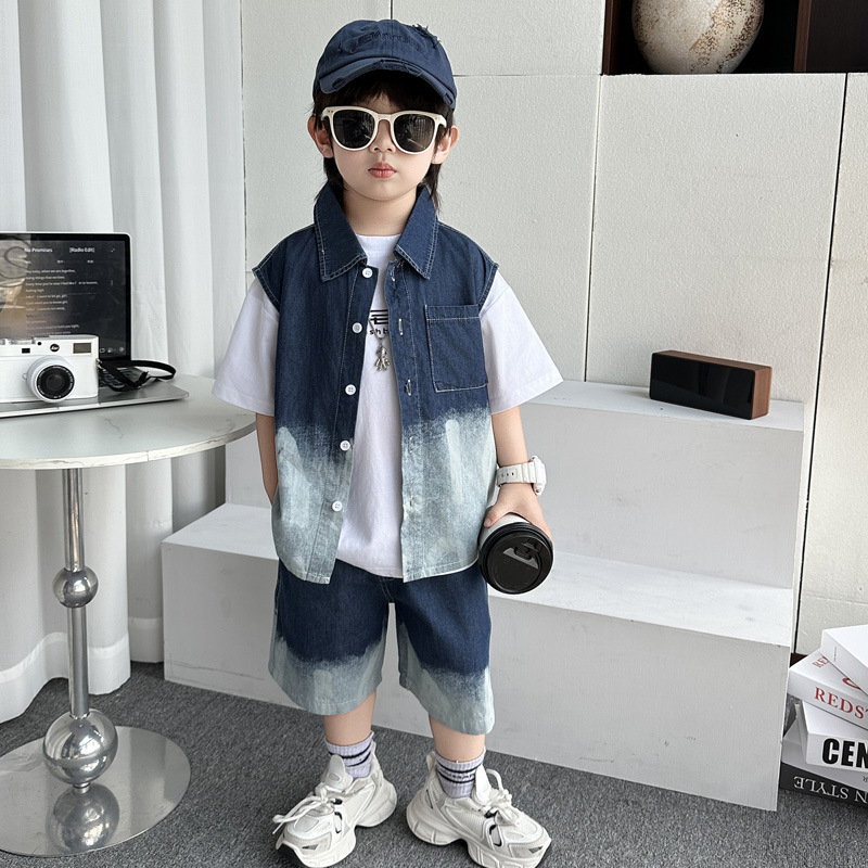 Fiúknak szóló denim háromrészes öltöny — Koreai stílusú nyári szett rövid ujjú inggel, pólóval és rövidnadrággal; fő anyag: 50% pamut; lágyított kezelés