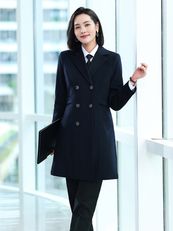 Középhosszú gyapjú–poliészter keverék kabát, dupla gombolás, gallér, hosszú ujjú, elegáns irodai stílus, téli 2025 kiadás