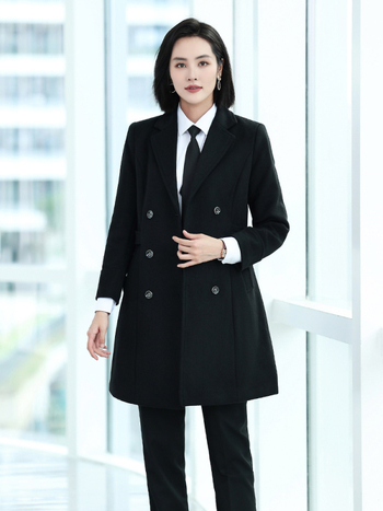 Középhosszú gyapjú–poliészter keverék kabát, dupla gombolás, gallér, hosszú ujjú, elegáns irodai stílus, téli 2025 kiadás