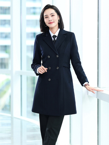 Középhosszú gyapjú–poliészter keverék kabát, dupla gombolás, gallér, hosszú ujjú, elegáns irodai stílus, téli 2025 kiadás