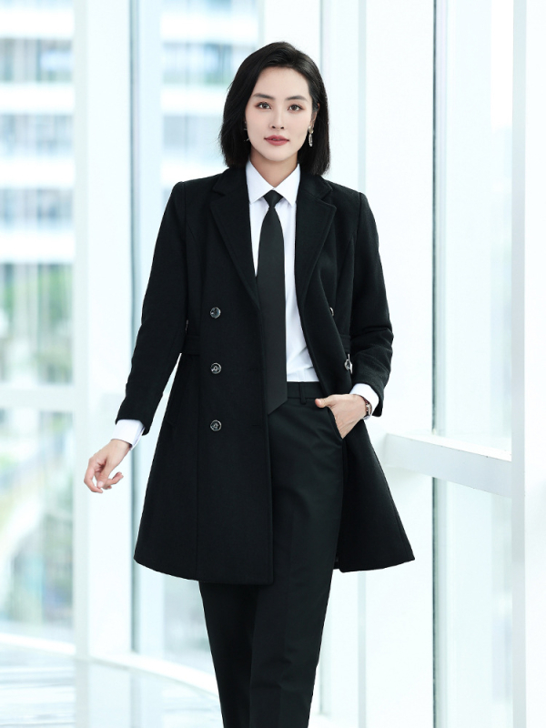 Középhosszú gyapjú–poliészter keverék kabát, dupla gombolás, gallér, hosszú ujjú, elegáns irodai stílus, téli 2025 kiadás