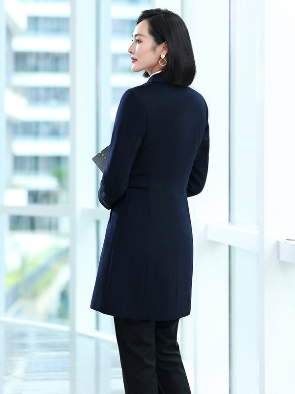 Középhosszú gyapjú–poliészter keverék kabát, dupla gombolás, gallér, hosszú ujjú, elegáns irodai stílus, téli 2025 kiadás