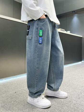 Dječje traperice za dječake – ležernog stila, visoki struk, 45% pamuk, enzimsko pranje, tisk s slovima.