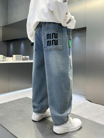 Dječje traperice za dječake – ležernog stila, visoki struk, 45% pamuk, enzimsko pranje, tisk s slovima.