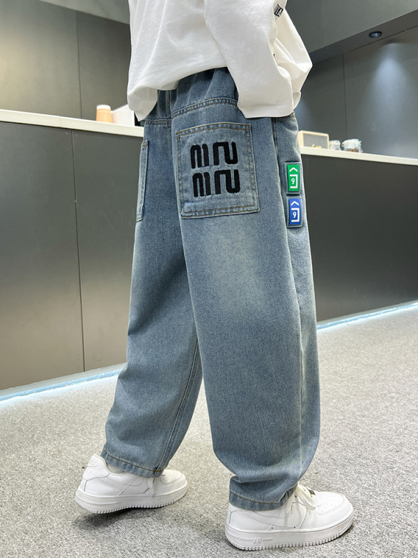 Dječje traperice za dječake – ležernog stila, visoki struk, 45% pamuk, enzimsko pranje, tisk s slovima.