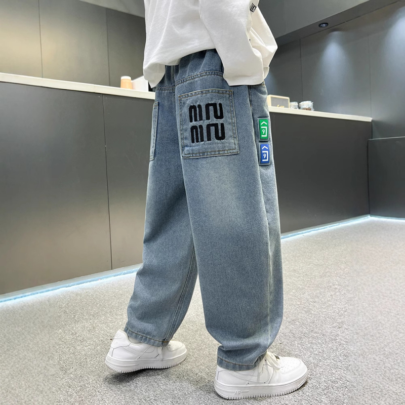 Dječje traperice za dječake – ležernog stila, visoki struk, 45% pamuk, enzimsko pranje, tisk s slovima.