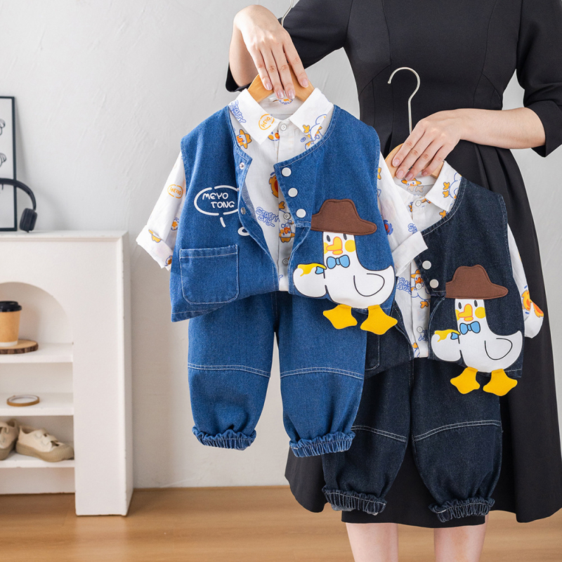 Dječji trodijelni set: košulja s motivom patke, denim prsluk u korejskom stilu, traperice; 80% pamuk; dobna skupina 1–3 godina; jesen 2025
