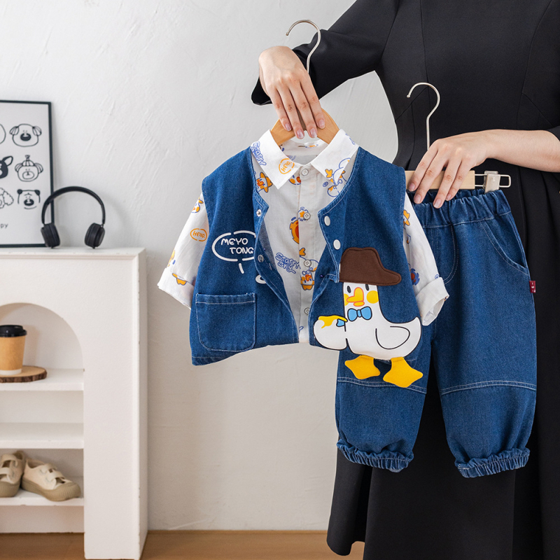 Dječji trodijelni set: košulja s motivom patke, denim prsluk u korejskom stilu, traperice; 80% pamuk; dobna skupina 1–3 godina; jesen 2025