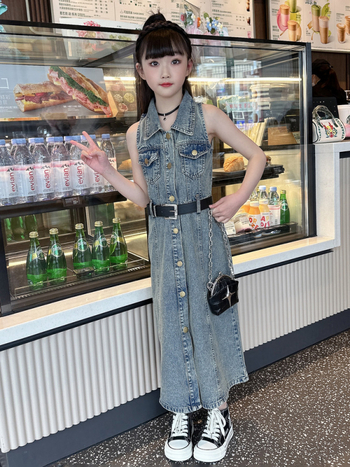 Детска рокля с презрамки от деним — ретро стил; мек деним; лято 2024; за деца над 8 години