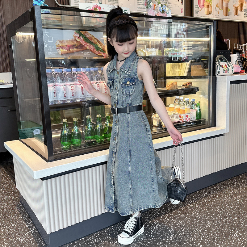 Детска рокля с презрамки от деним — ретро стил; мек деним; лято 2024; за деца над 8 години