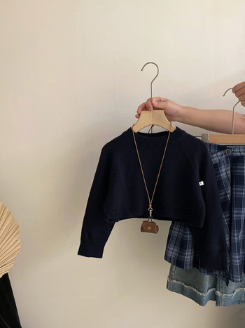 Set de trei piese pentru fete în stil coreean, toamnă: top tricotat scurt, fustă-șorț cu carouri și pantaloni din denim