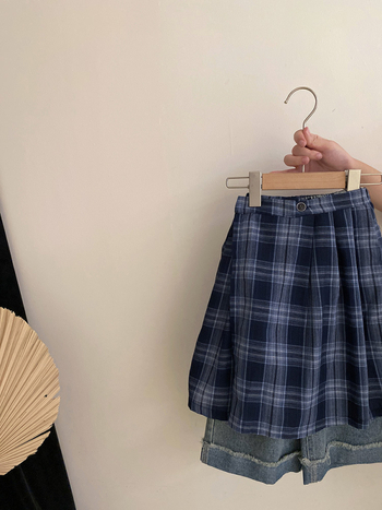 Set de trei piese pentru fete în stil coreean, toamnă: top tricotat scurt, fustă-șorț cu carouri și pantaloni din denim