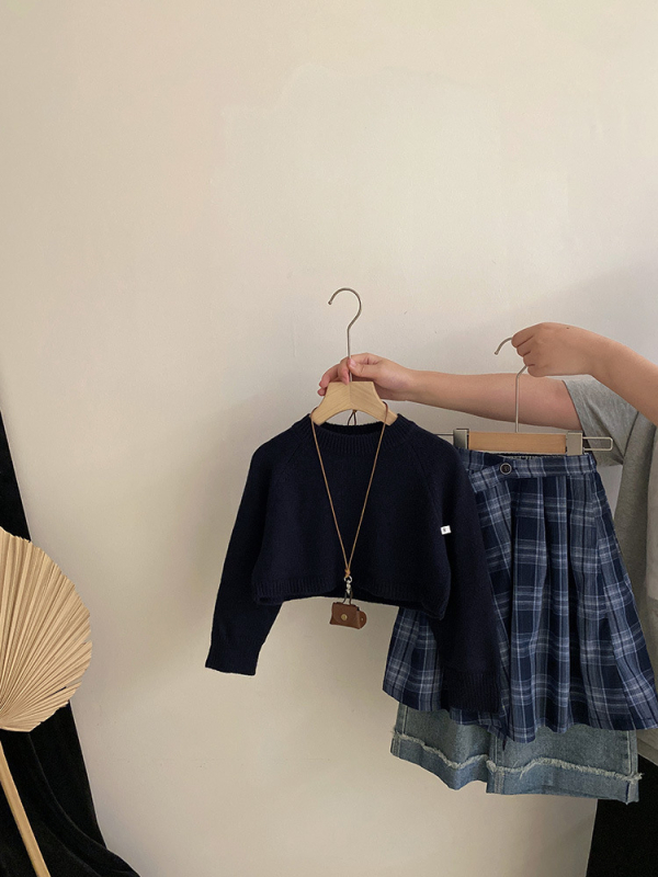 Set de trei piese pentru fete în stil coreean, toamnă: top tricotat scurt, fustă-șorț cu carouri și pantaloni din denim