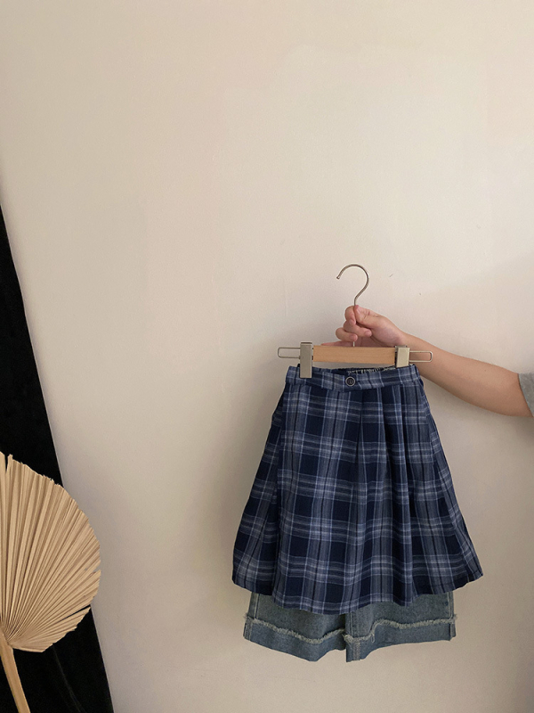 Set de trei piese pentru fete în stil coreean, toamnă: top tricotat scurt, fustă-șorț cu carouri și pantaloni din denim