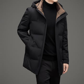 Muška jakna od perja srednje duljine, s uklonjivom kapuljom, zatvarač sprijeda, punilo od bijelog gusjeg pera 86–90%, debeli izolacijski sloj