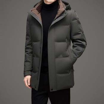 Muška jakna od perja srednje duljine, s uklonjivom kapuljom, zatvarač sprijeda, punilo od bijelog gusjeg pera 86–90%, debeli izolacijski sloj